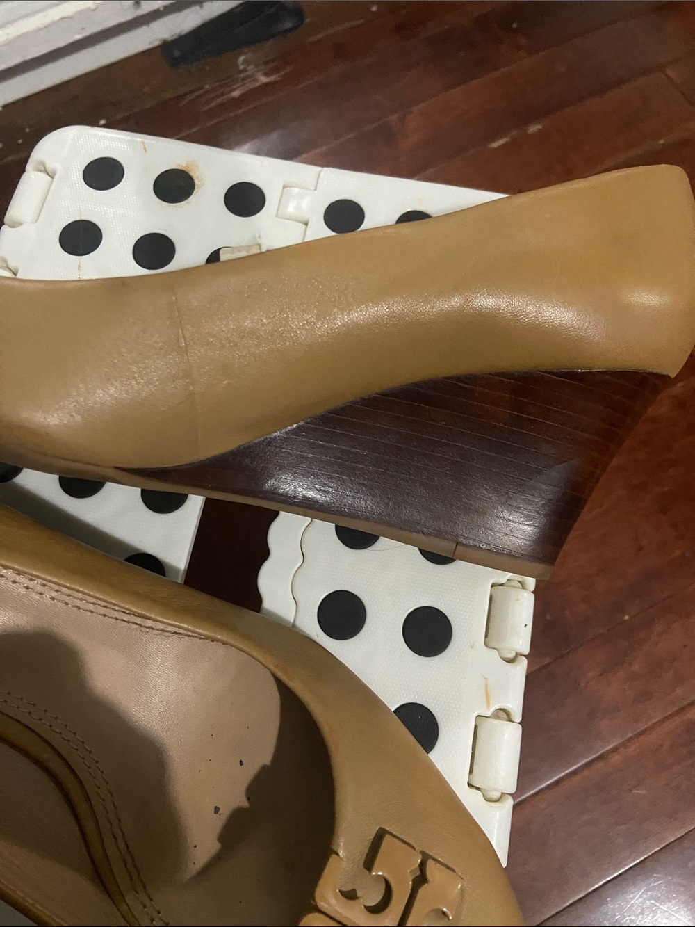 Tory Burch Tan Leather Logo Round-Toe Wedge Heels. Size 11 - Picture 3 of 6